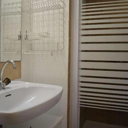 à St-raphaël Avec Terrasse Et Parking, à 100m De La - Fr-1-226a-23 *