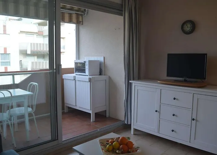 A St-raphael Avec Terrasse Et Parking, A 100m De La - Fr-1-226a-23