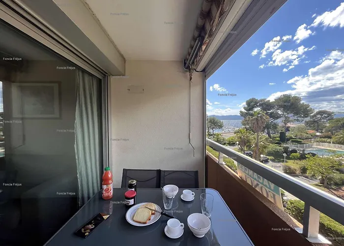 A St-raphael Avec Terrasse Et Parking, A 100m De La - Fr-1-226a-23