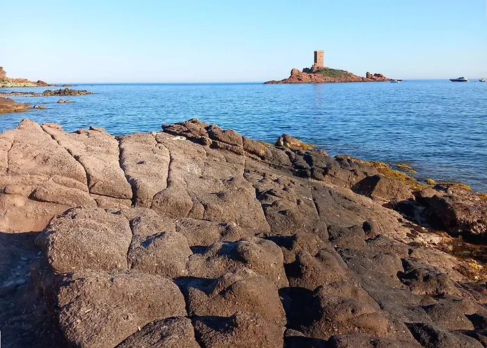 A St-raphael Avec Terrasse Et Parking, A 100m De La - Fr-1-226a-23 Apartamento